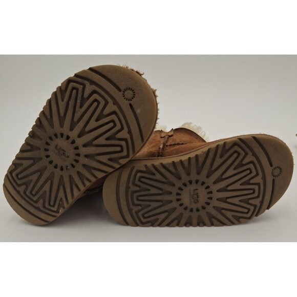 UGG Bailey Button Size 9 Kids Brown Fashion Boots Fall Winter Kids Shoes Issues - Picture 15 of 15